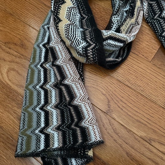 Neutral Cejon Scarf - Picture 3 of 4
